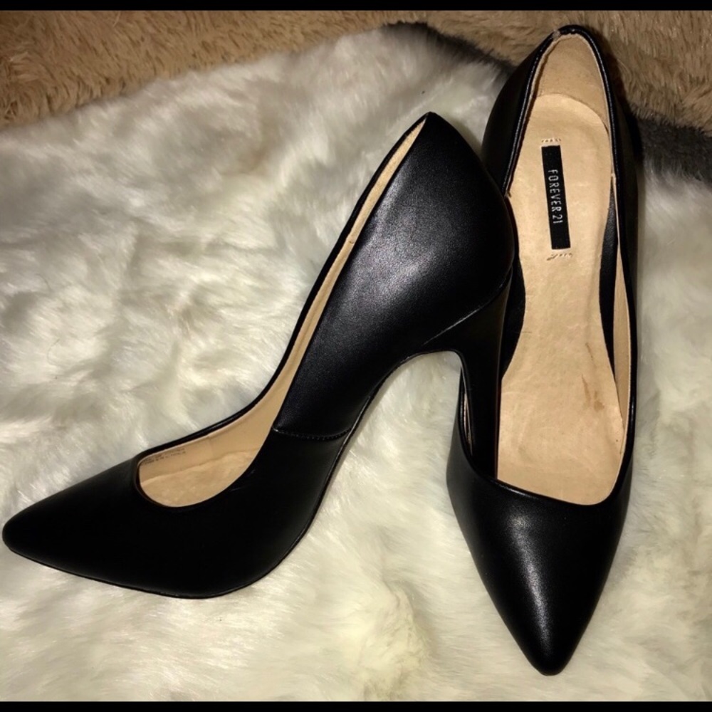 Black Heeled Pumps.
